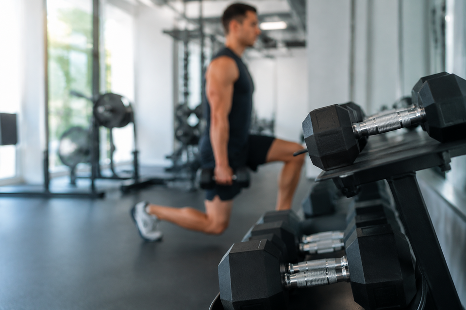 Súlyzók egy fitneszteremben